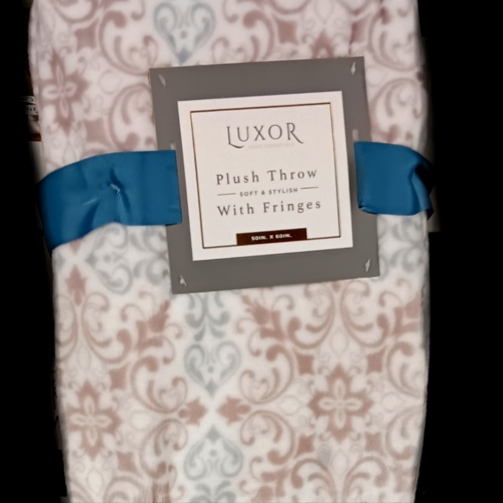 LUXOR plush throw with fringe